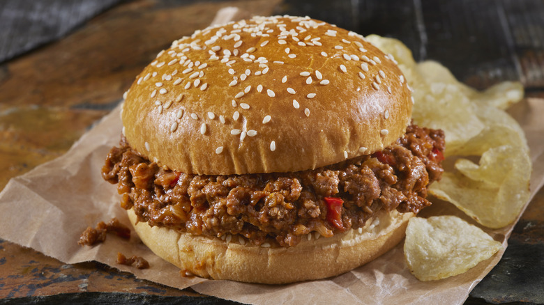 Sloppy Joe with potato chips