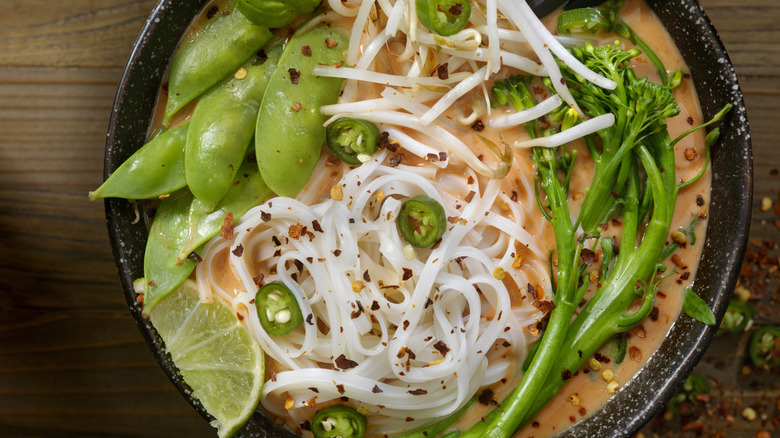 curry noodles with wedge of lime