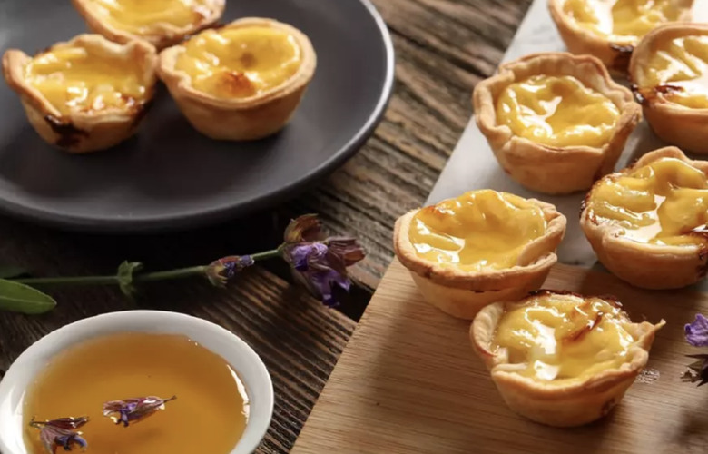 1920s: Ethnic foods like a Chinese egg tart 