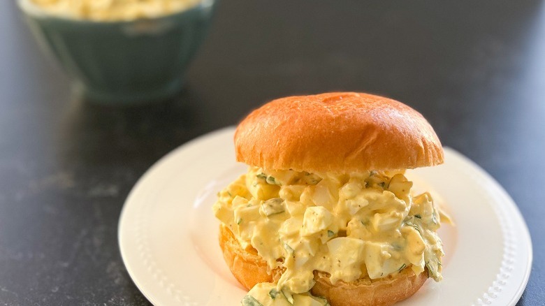 egg salad sandwich on bun