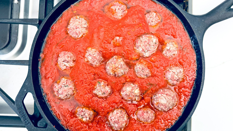 meatballs in tomato sauce cooking
