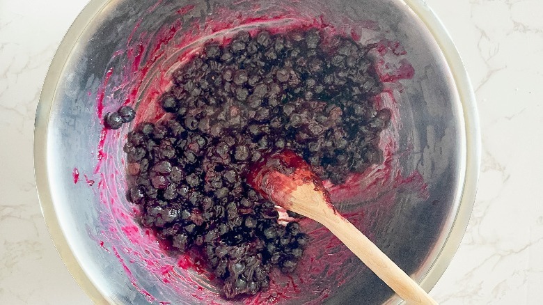 blueberry pie filling in large bowl