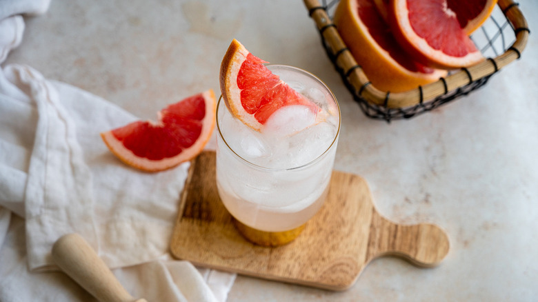 cocktail with grapefruit slice