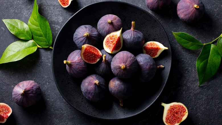 plate of purple figs