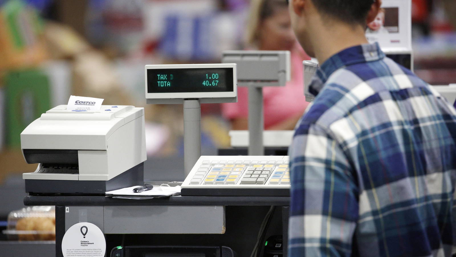 The Dos and Don'ts of Costco's Checkout Etiquette, According to a Superfan