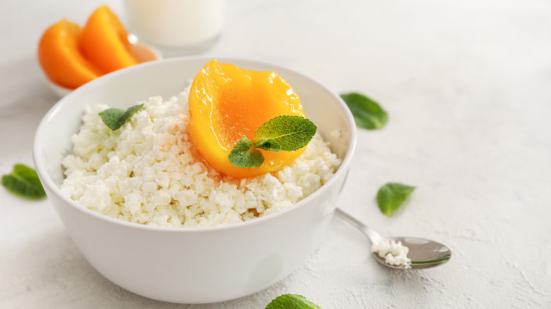 Cottage cheese with peaches and mint