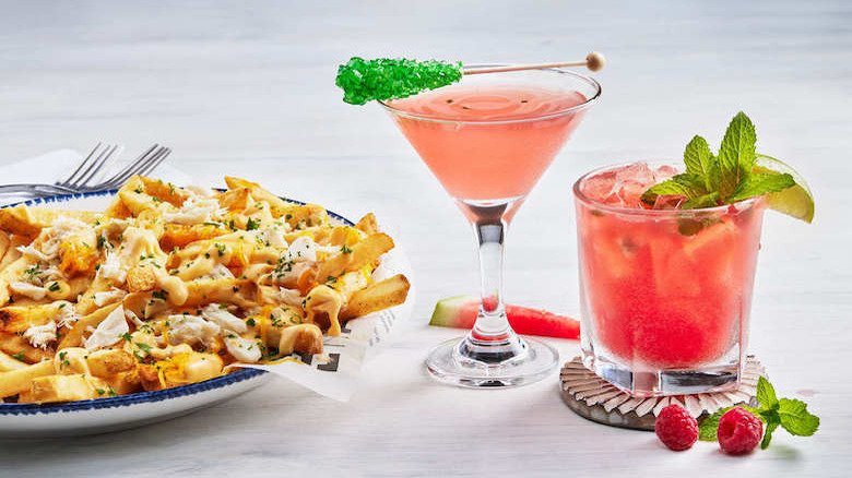 Red Lobster's Crabby Cheese Fries and drinks