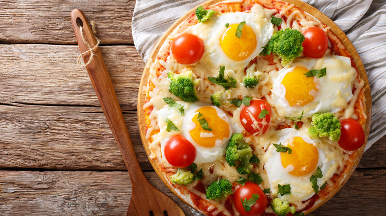 pizza with eggs tomato and broccoli