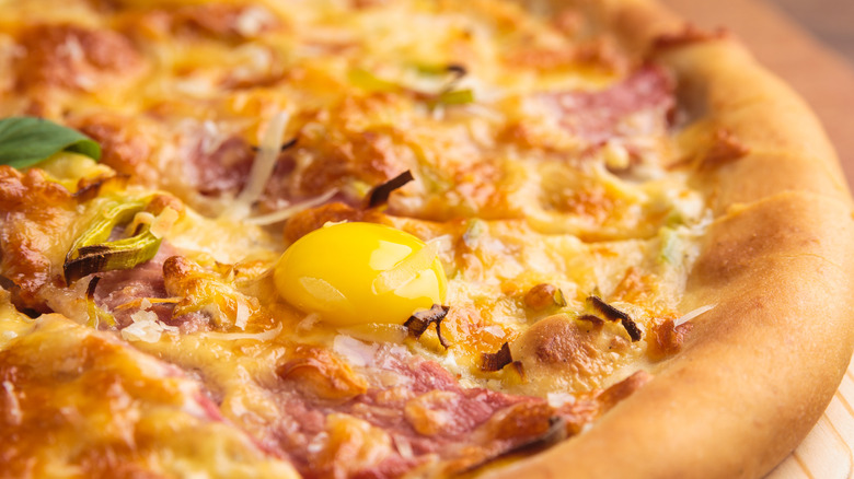 egg on pizza