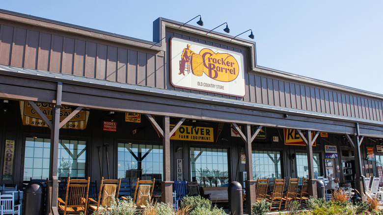 Cracker Barrel store front