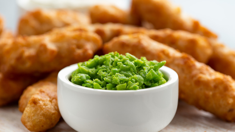 Mushy peas with fish fingers