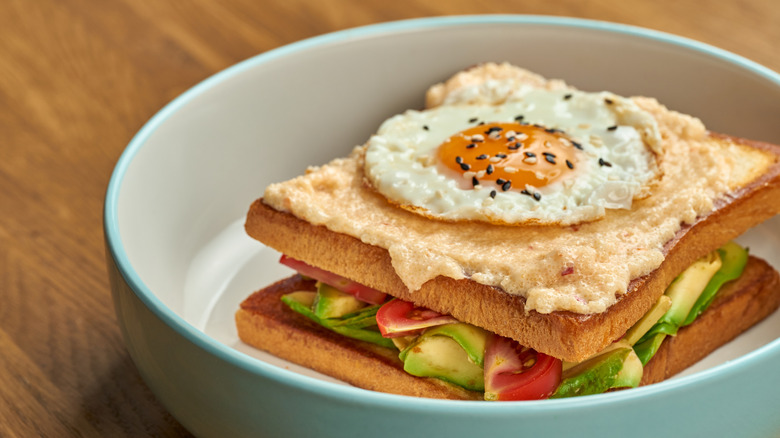 Croque madame with tomato