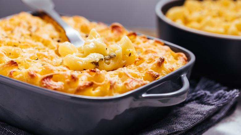 Baked mac and cheese casserole