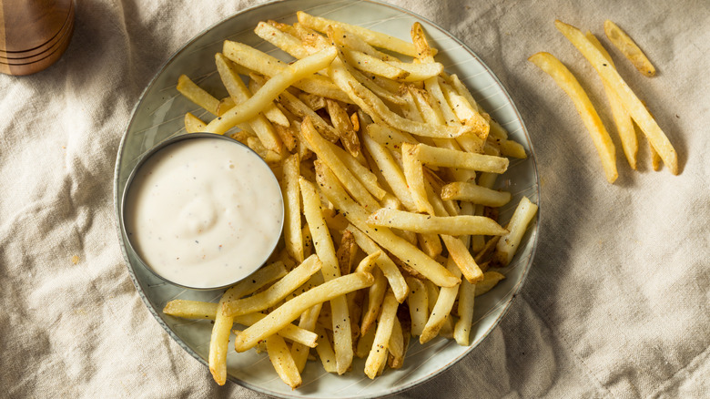 French fries with ranch dressing