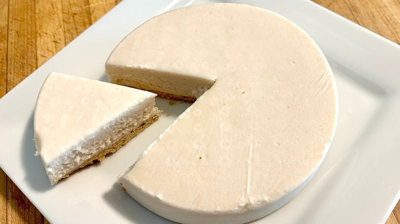 Daiya New York cheezecake with sliced