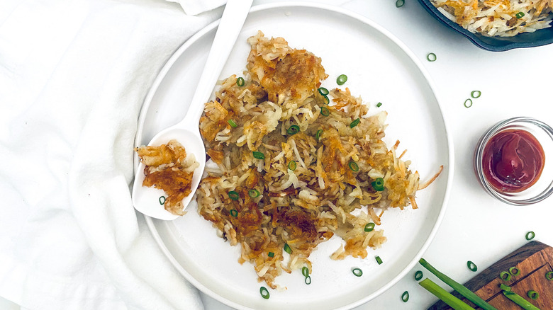 https://www.thedailymeal.com/img/gallery/diner-style-crispy-hash-browns-recipe/intro-1684181574.jpg