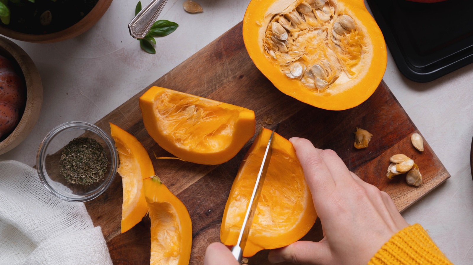 Tupperware Brands on X: Easily remove seeds from vegetables like squash  and pumpkin with an ice cream scoop! With sharp edges, it cuts through  easier than your hand or a regular spoon. #