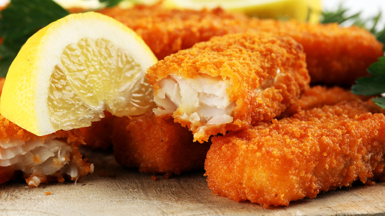 Breaded fish sticks and lemon