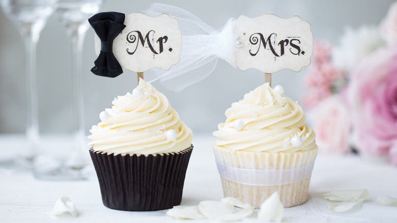 bride and groom cupcakes