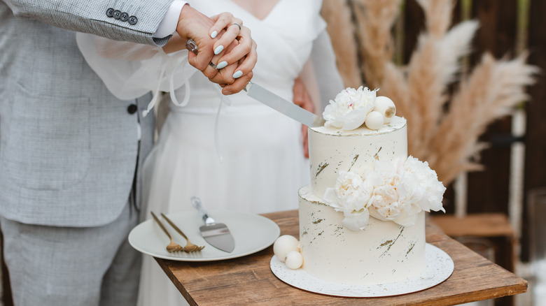 Ultimate Guide to First Dance & Wedding Cake Cutting Photography