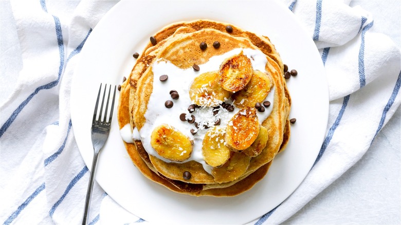 Chocolate chip pancakes with cream