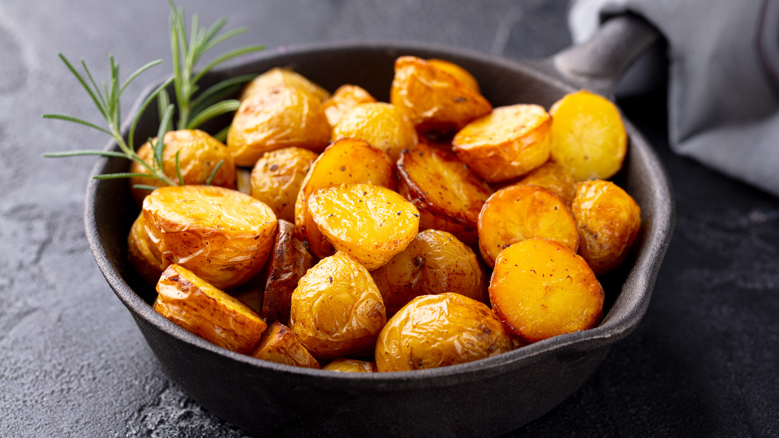 Do Yourself A Favor This Holiday Season And Roast Your Potatoes With ...