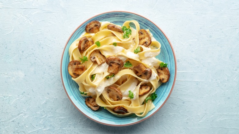 bowl of fettuccine pasta with mushrooms