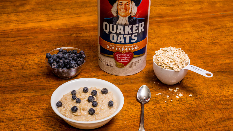 Quaker oats in a measuring cup 