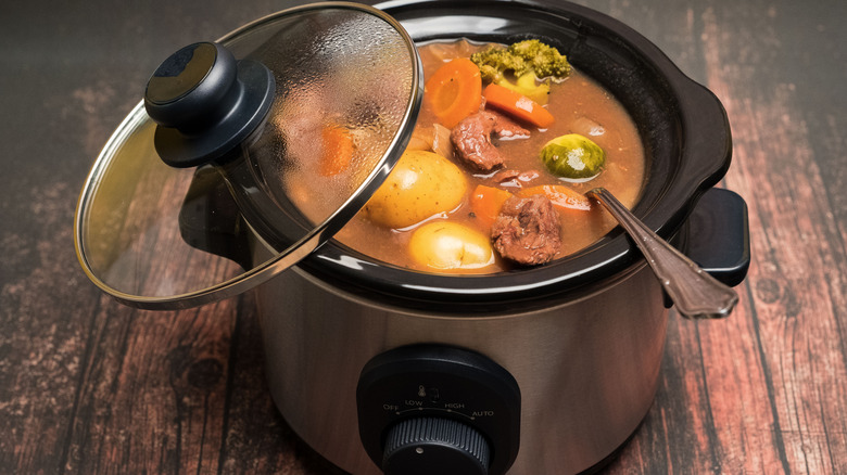 Slow cooker with lid