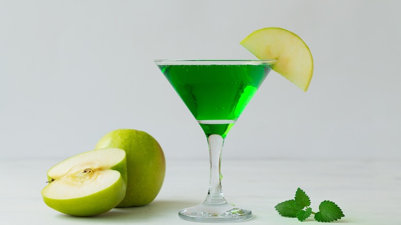 Green martini with apple slices 