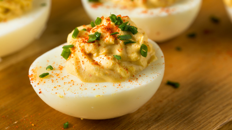 https://www.thedailymeal.com/img/gallery/dont-make-these-mistakes-when-cooking-deviled-eggs/intro-1671649128.jpg