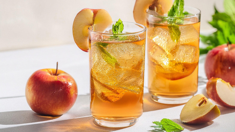 iced tea with apples