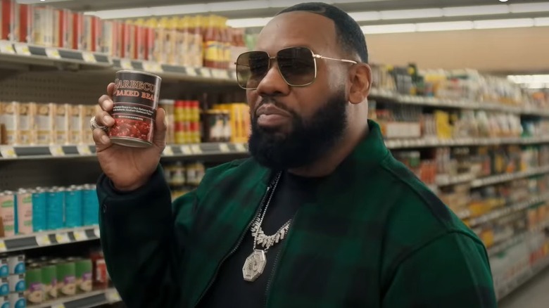 Raekwon holds up baked beans 