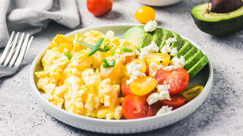 scrambled eggs with garnishes