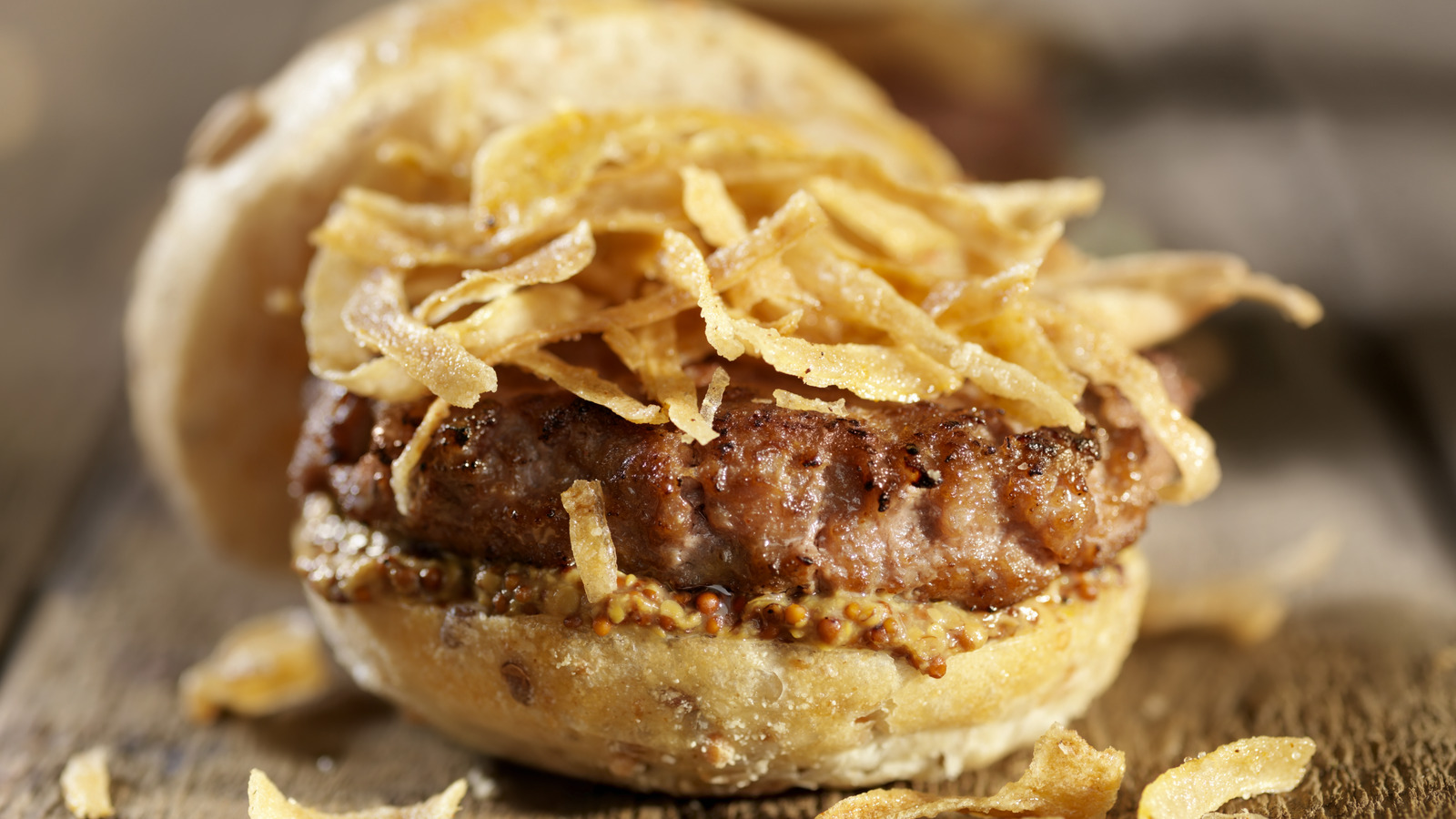 https://www.thedailymeal.com/img/gallery/easily-improve-a-classic-burger-with-some-crunchy-french-fried-onions/l-intro-1692964842.jpg