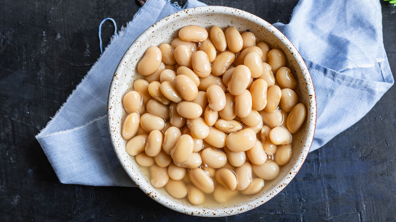 Cooked white beans 