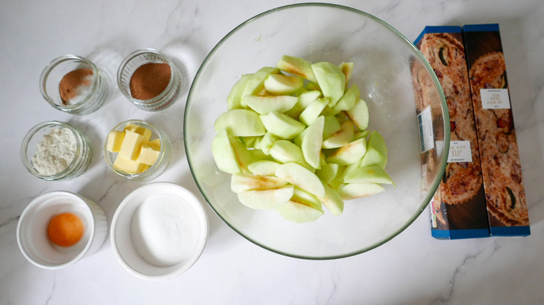 apple pie ingredients measured