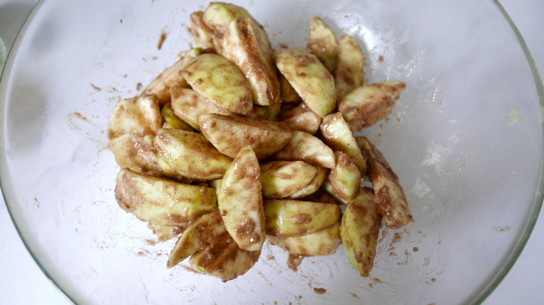 sliced apples with cinnamon sugar