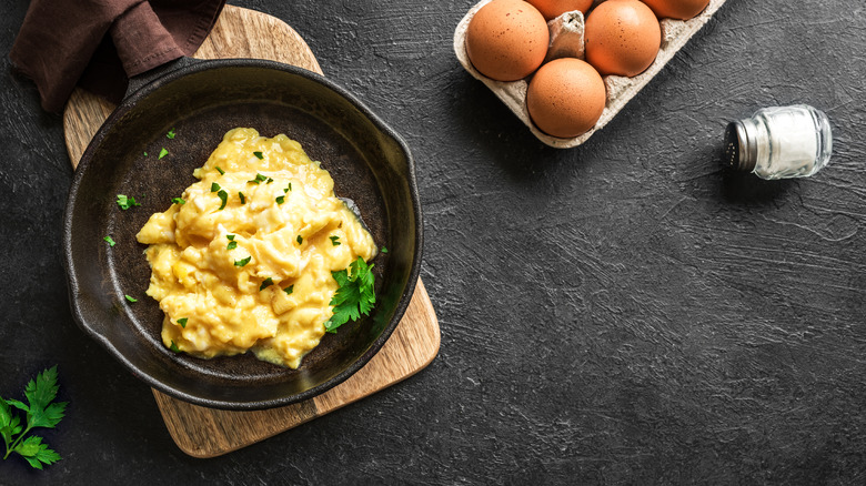 scrambled eggs with herbs