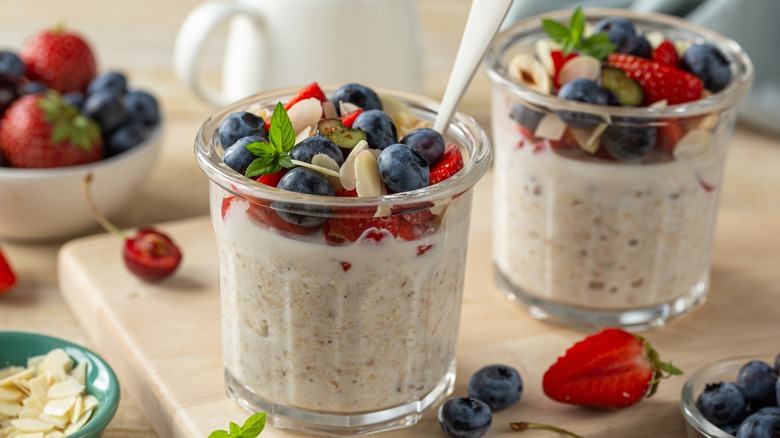 overnights oats in jars with toppings