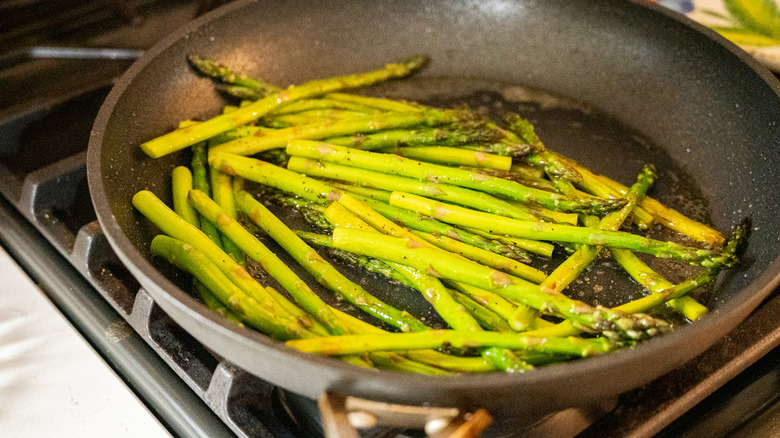 asparagus in pan
