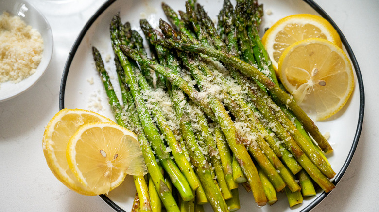 asparagus on plate with lemon 