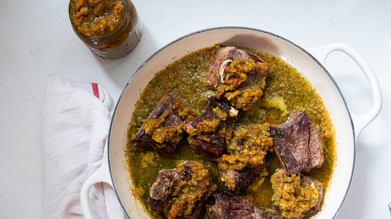 ribs with sofrito in pot