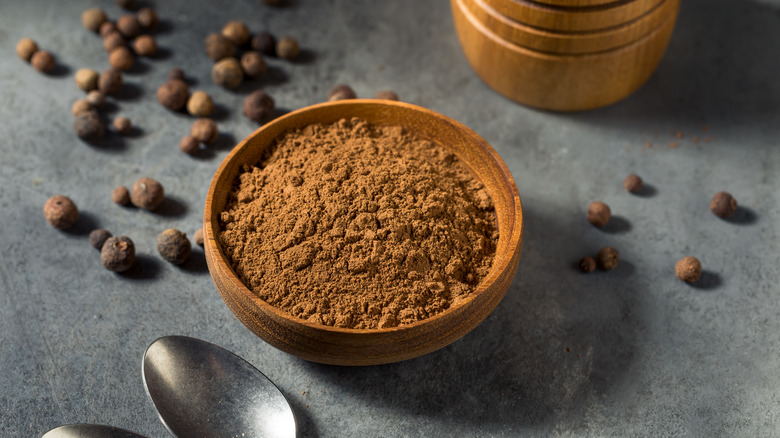 Ground allspice in bowl