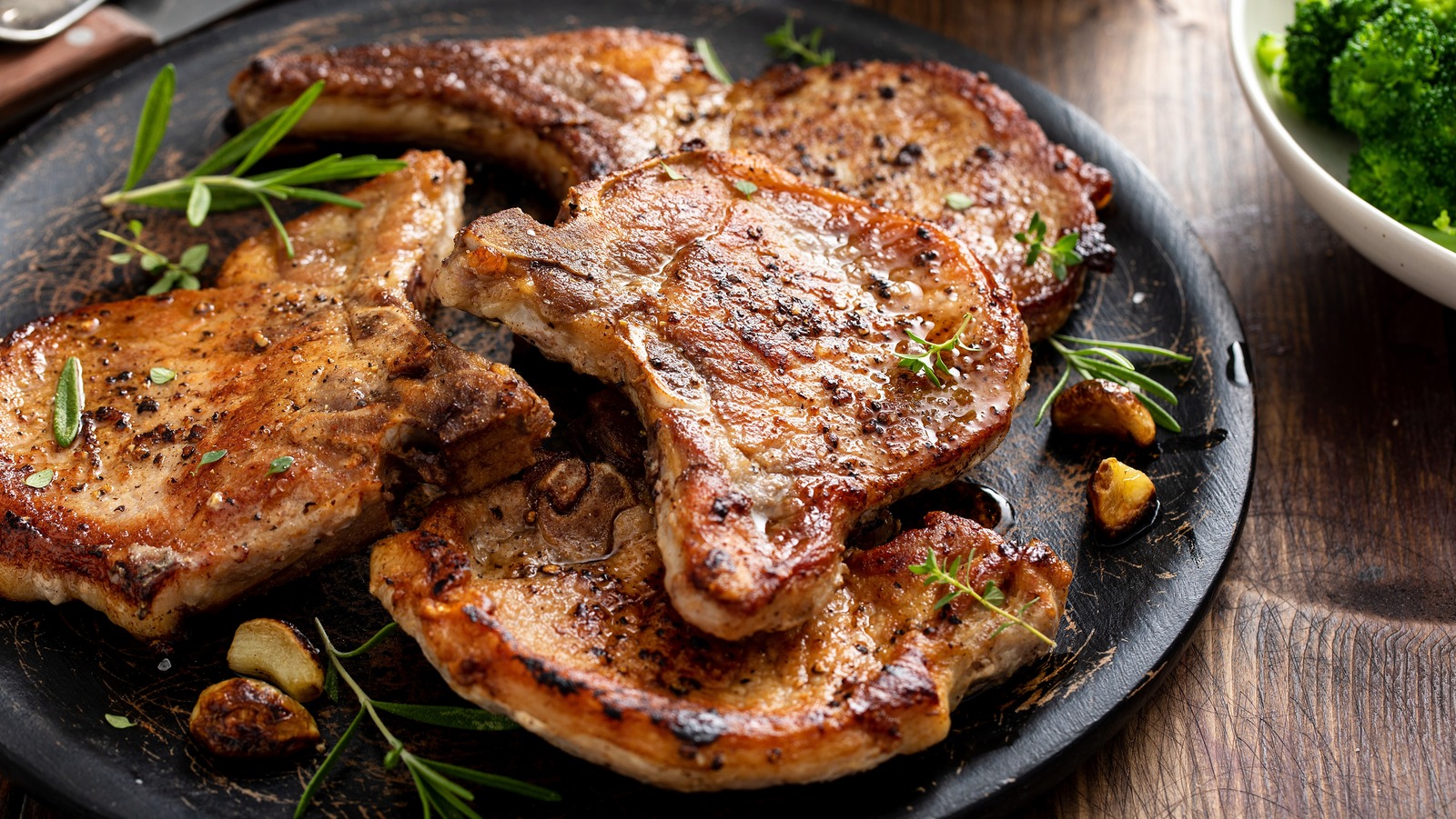 https://www.thedailymeal.com/img/gallery/easy-tricks-to-help-make-juicier-pork-chops/l-intro-1671548867.jpg