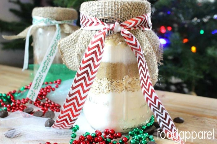 Chocolate and Cranberry Oatmeal Cookies in a Jar