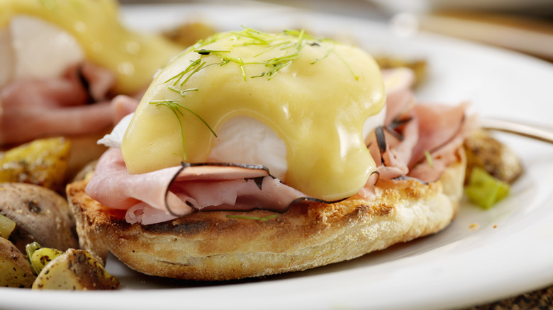 Eggs benedict with ham