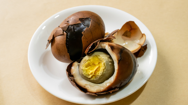 Cracked tea eggs in bowl