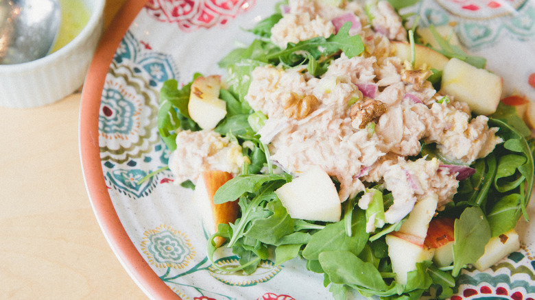 Tuna salad with apple and walnuts