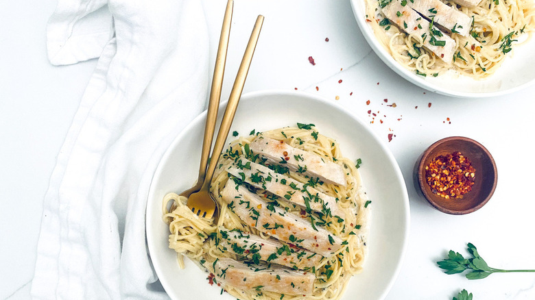 chicken with parsley and spaghetti